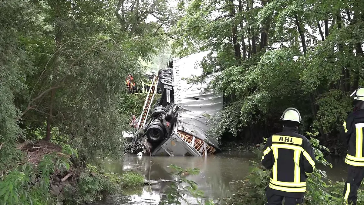 Sattelschlepper stürzt von Kinzigtalbrücke