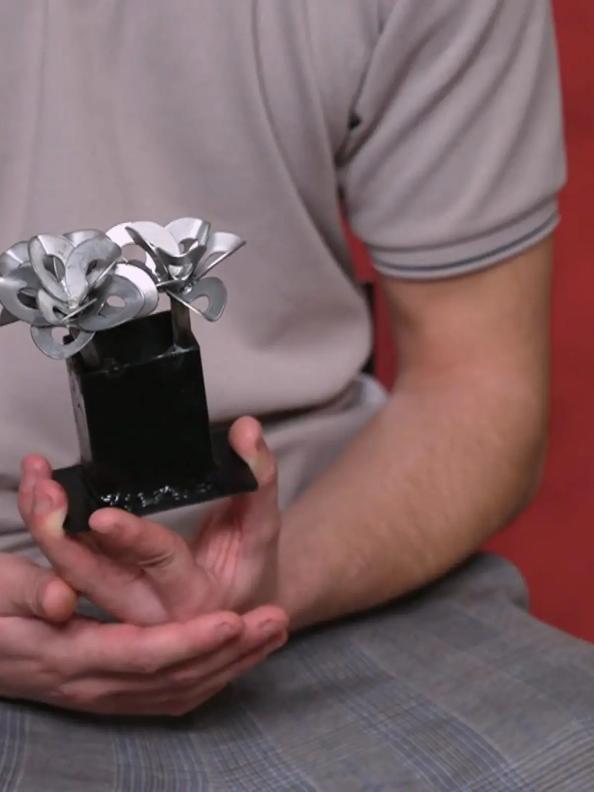 Bild zu: "Eine Metallrose für die Liebe"