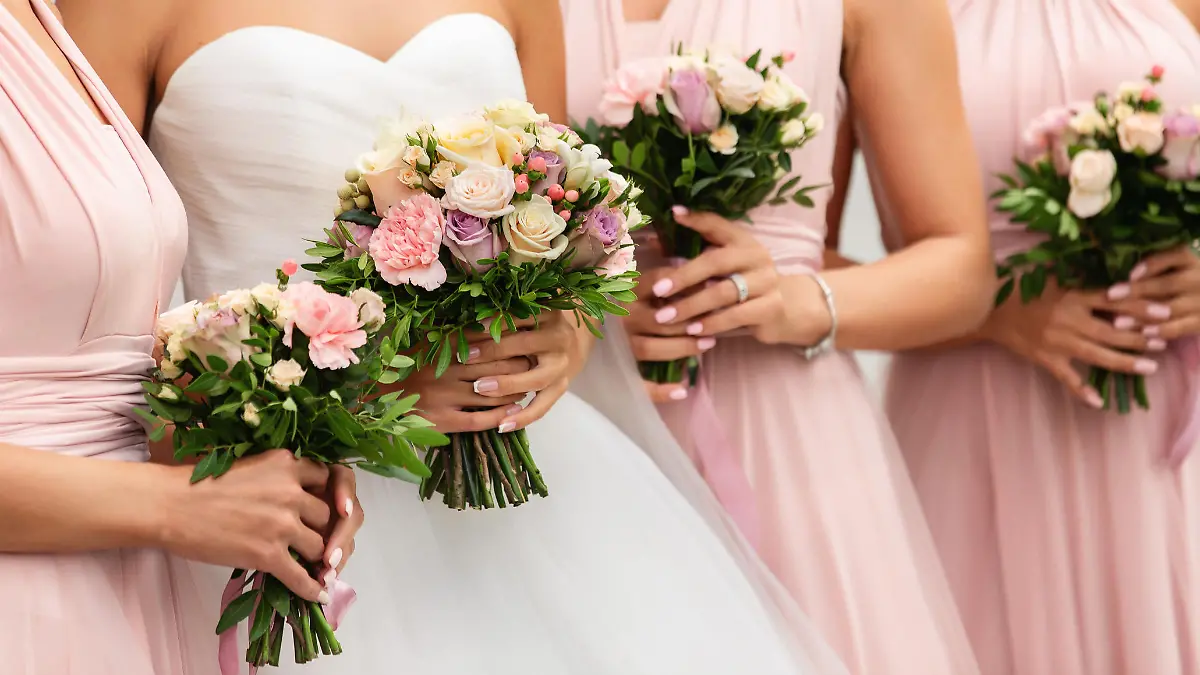 Brautgäste in rosa Kleidern, Braut in weiß