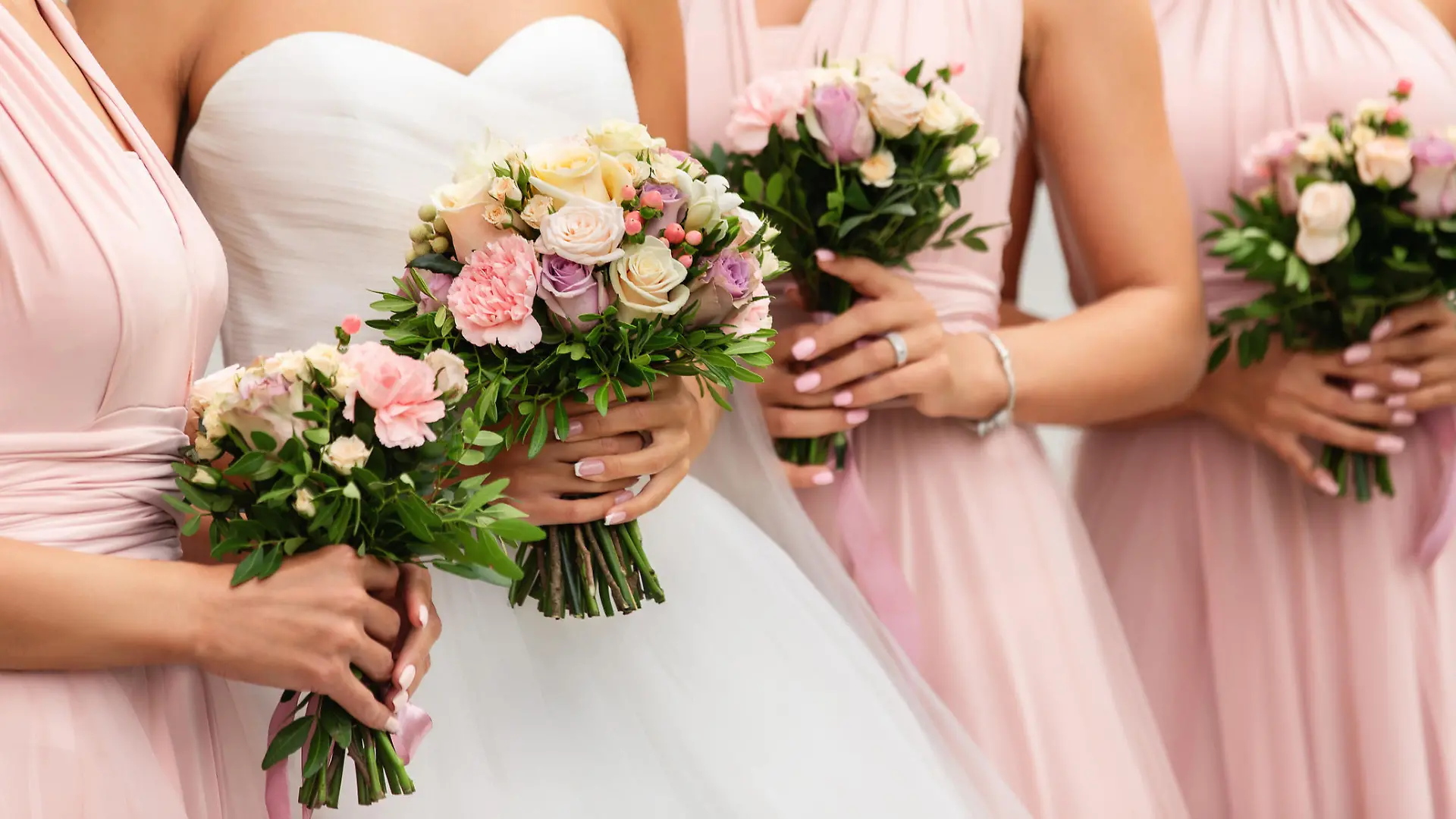 Brautgäste in rosa Kleidern, Braut in weiß