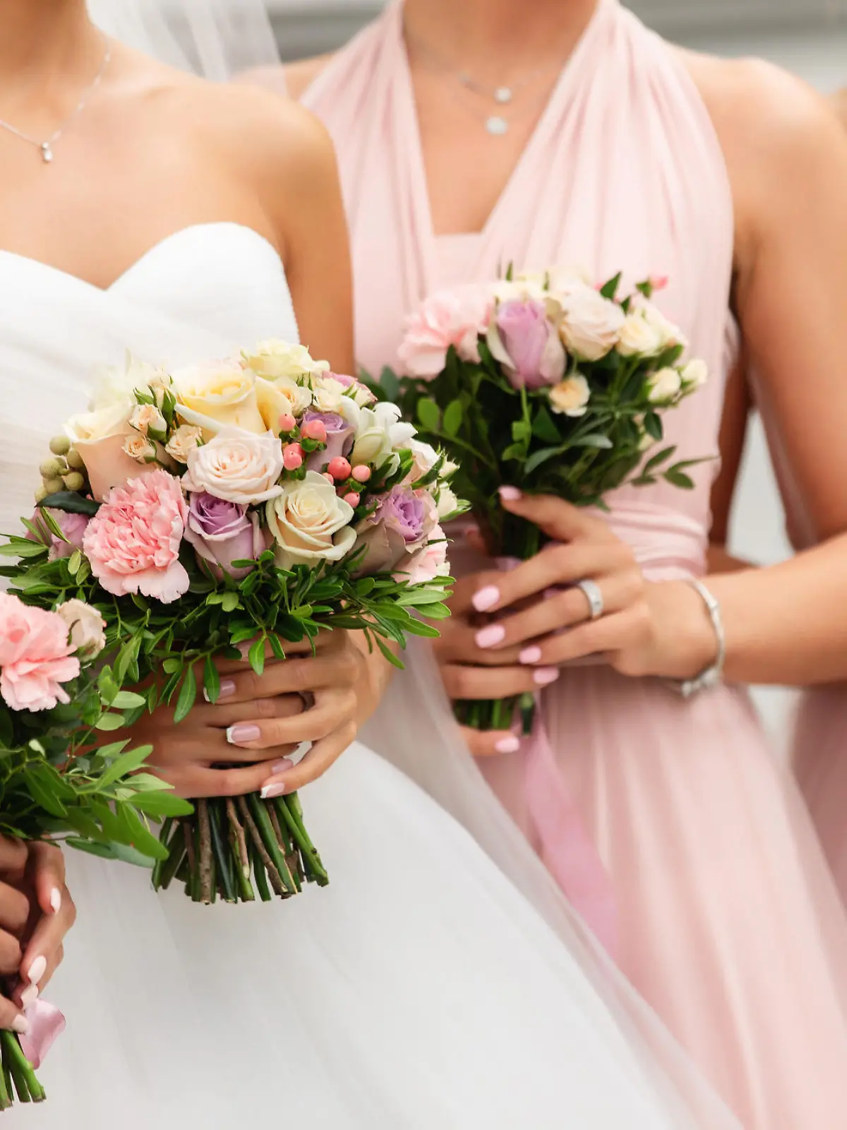 Brautgäste in rosa Kleidern, Braut in weiß