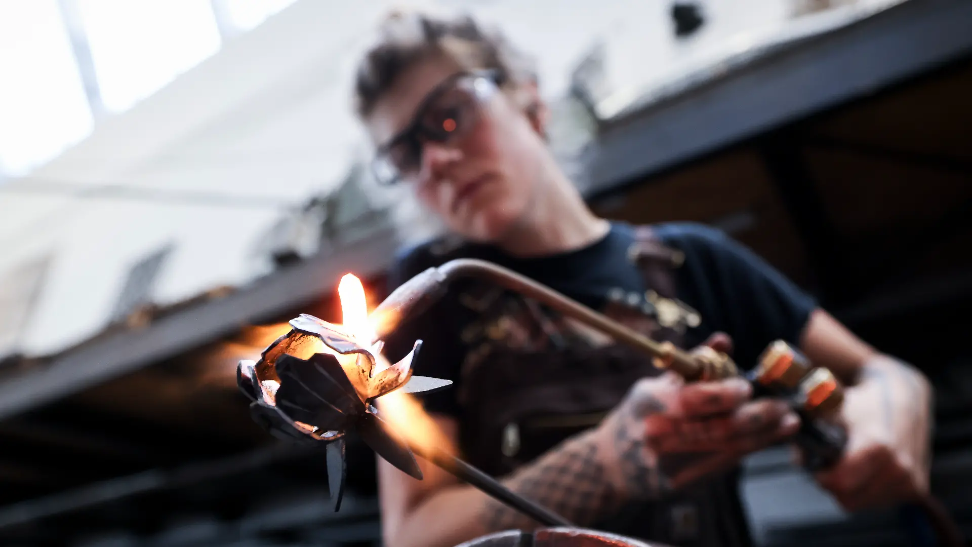 Kunstschmiedin in der Ausbildung (Symbolfoto)