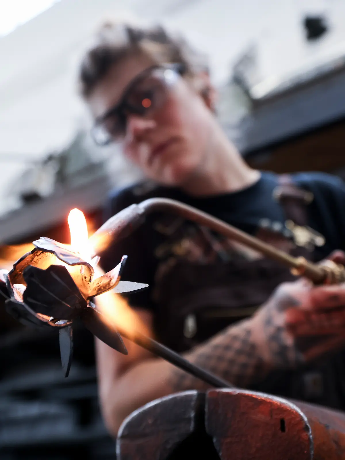 Kunstschmiedin in der Ausbildung (Symbolfoto)
