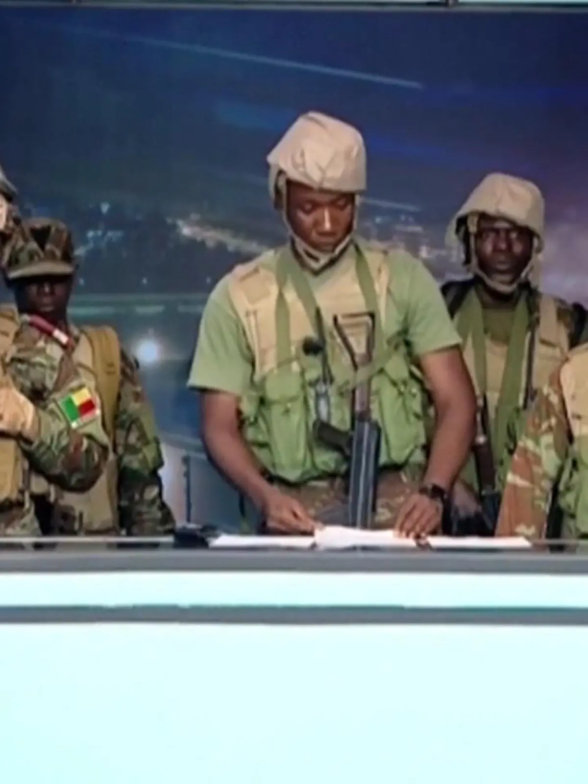 Bild zu: "Putschversuch im TV! Soldaten stürmen Live-Sendung – Präsident schlägt zurück"