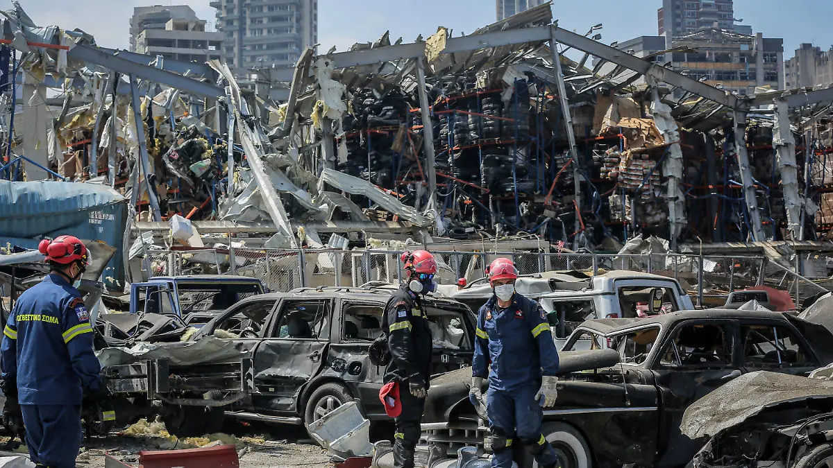 ARCHIV - 07.08.2020, Libanon, Beirut: Zivilschutzhelfer verschaffen sich ein Bild der Lage am Explosionort im Hafen der libanesischen Hauptstadt. Bei der verheerenden Detonation am 04.08.2020 kamen mehr als 190 Menschen ums Leben, mehr als 6000 wurden verletzt. Die heftige Druckwelle zerstörte große Teile des Hafens und der umliegenden Wohngebiete. (zu dpa-Korr "Beiruts langes Leiden: Spuren der Hafen-Explosion noch immer tief") Foto: Marwan Naamani/dpa +++ dpa-Bildfunk +++