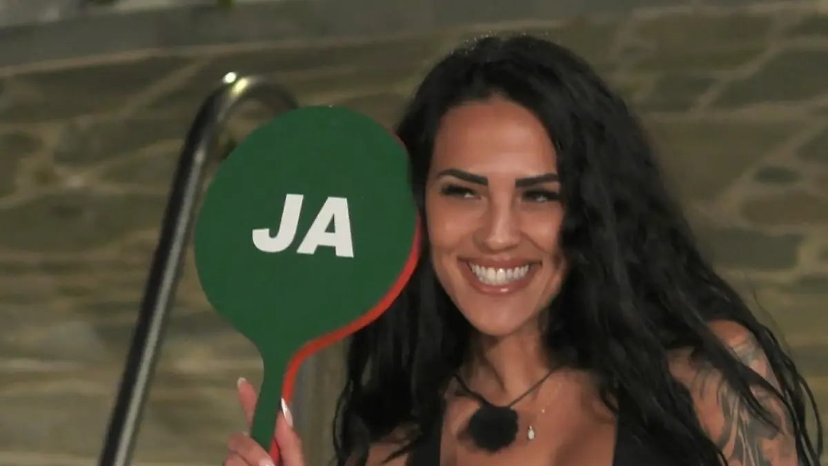 Elena Miras stellt Sex-Fragen – und die Kandidaten geraten ins Schwitzen! Pikantes Fragespiel bei „Make Love, Fake Love“