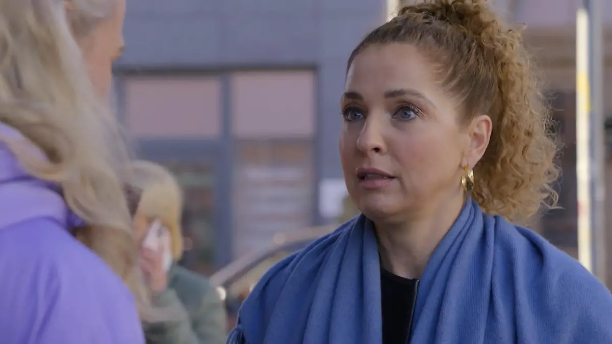 Nina klagt Maren ihr Leid.