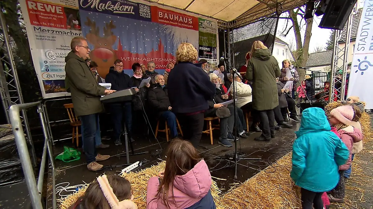 AWO Demenz Chor singt auf dem Weihnachtsmarkt Pulheim-Stommeln
