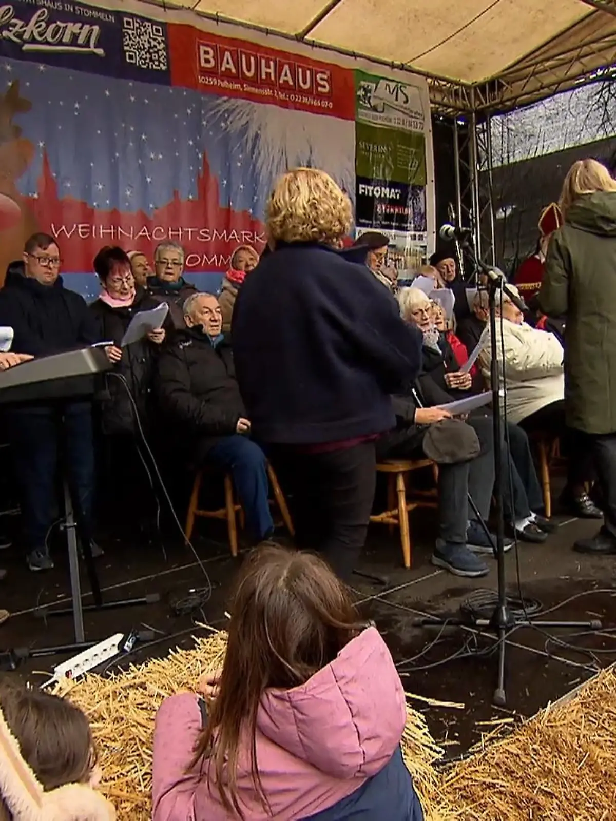 Bild zu: "AWO Demenz Chor singt auf dem Weihnachtsmarkt"