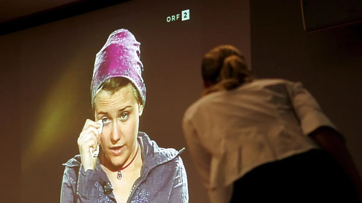 A woman watches the interview with Austrian kidnapping victim Natascha Kampusch at Austrian television channel ORF in Vienna, Wednesday 06 September 2006. (Publication of this picture only in connection with reports on the interview with Natascha Kampusch on television channel 'ORF' on 06 September 2006 AND in connection with reports on the big public interest in this interview. The mentioning of the name of the tv channel 'ORF' is compulsory. EPA/ROLAND SCHLAGER (zu dpa 0313 - "Kampusch überrascht mit ihrem Interview: «Unglaublich stark» " am 07.09.2006) +++(c) dpa - Bildfunk+++
