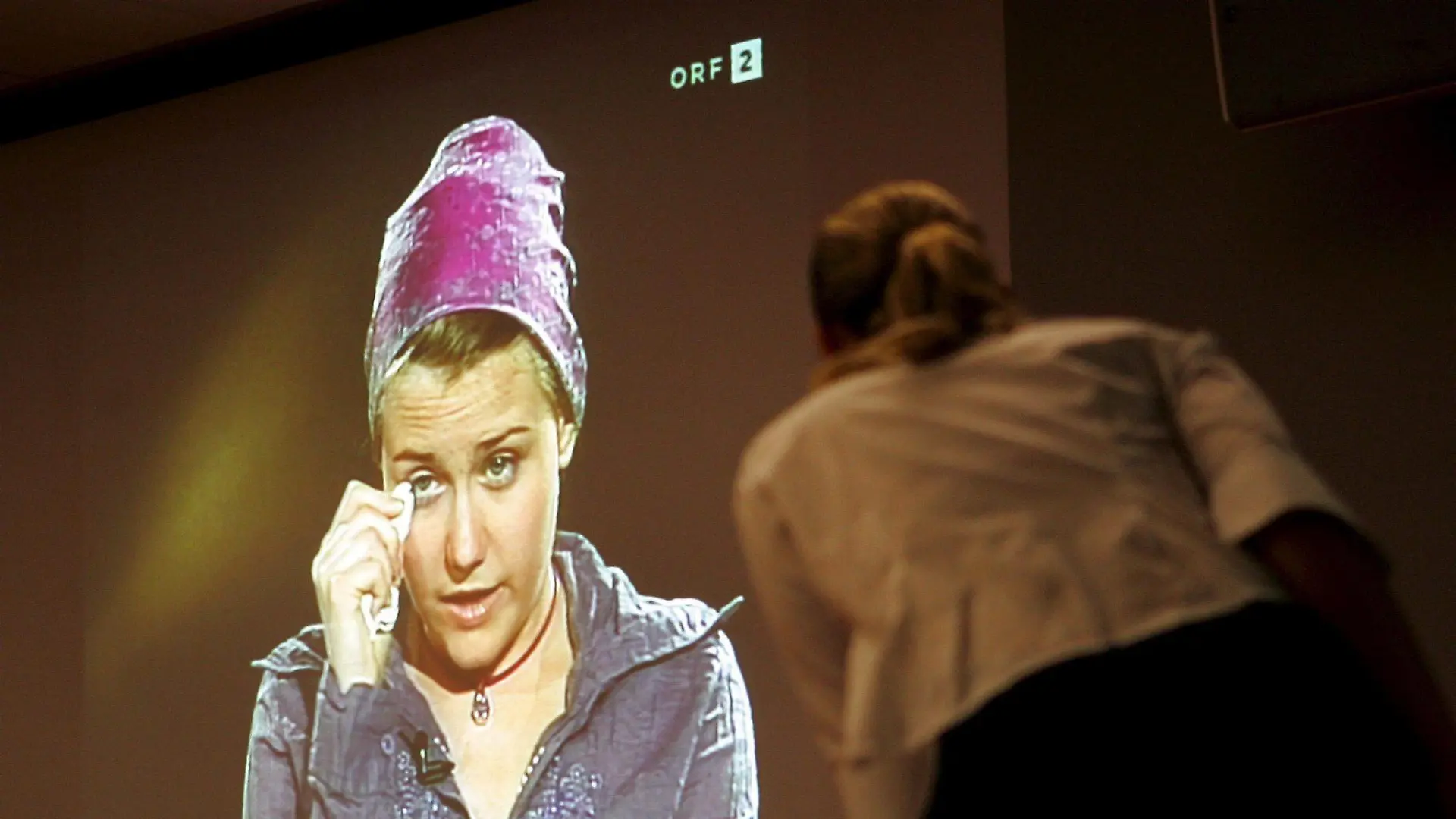 A woman watches the interview with Austrian kidnapping victim Natascha Kampusch at Austrian television channel ORF in Vienna, Wednesday 06 September 2006. (Publication of this picture only in connection with reports on the interview with Natascha Kampusch on television channel 'ORF' on 06 September 2006 AND in connection with reports on the big public interest in this interview. The mentioning of the name of the tv channel 'ORF' is compulsory. EPA/ROLAND SCHLAGER (zu dpa 0313 - "Kampusch überrascht mit ihrem Interview: «Unglaublich stark» " am 07.09.2006) +++(c) dpa - Bildfunk+++