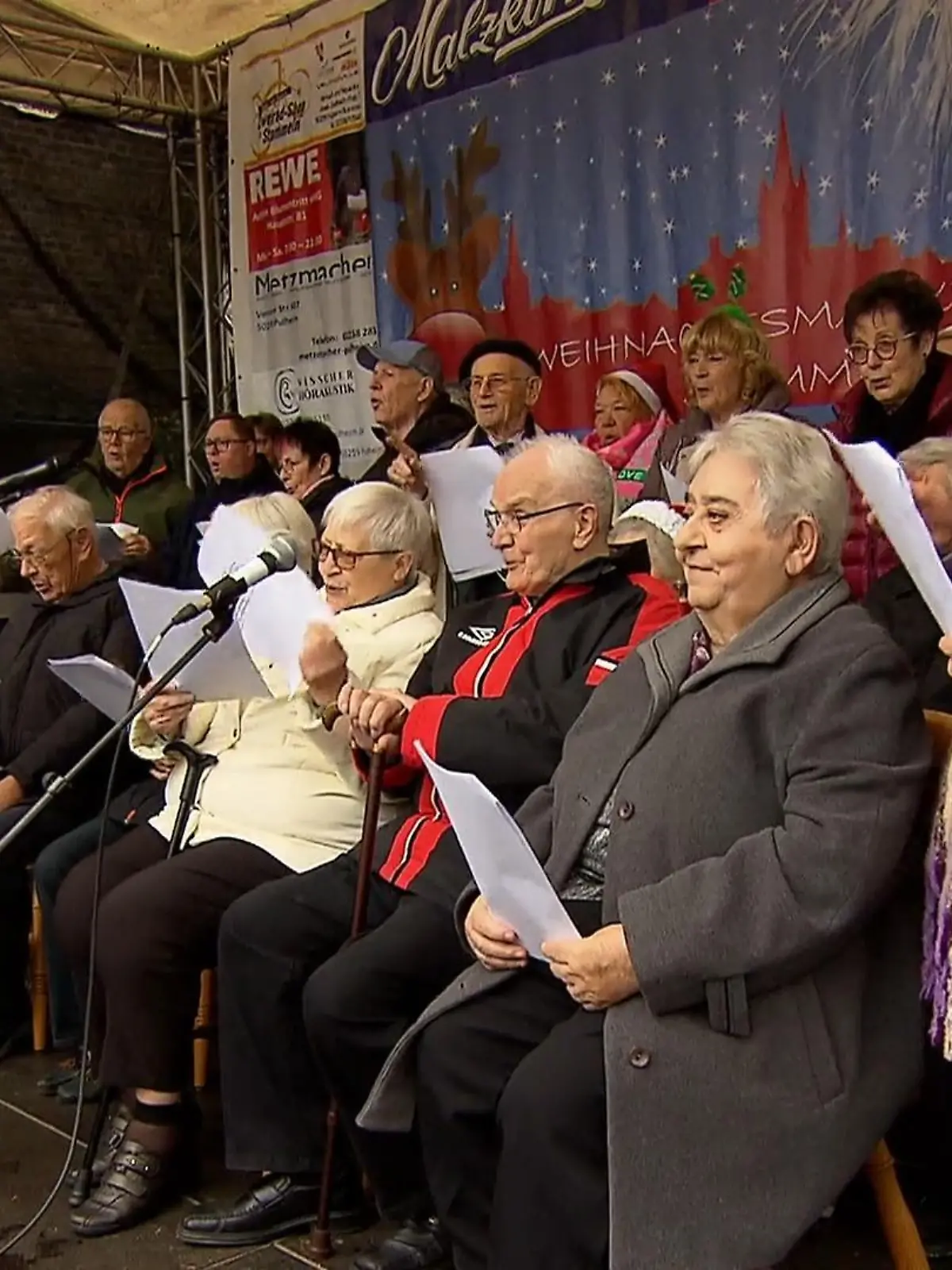 Bild zu: "AWO Demenz Chor singt auf dem Weihnachtsmarkt"