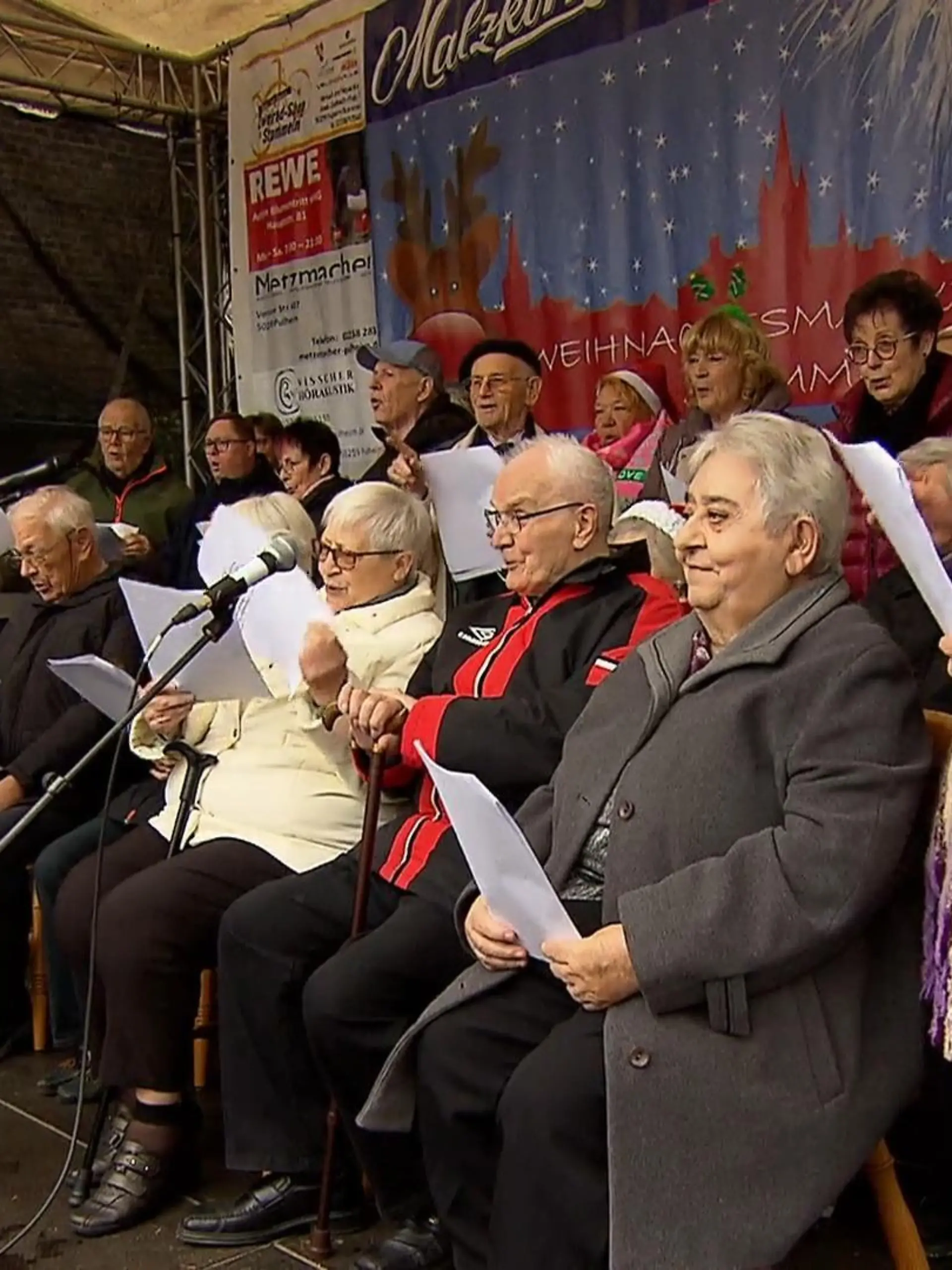 Bild zu: "Demenz-Chor singt auf dem Weihnachtsmarkt"
