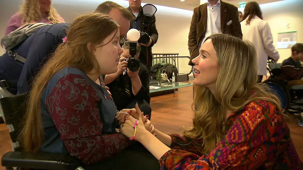 Sarah (18) hat Kinderdemenz! Grammy-Gewinnerin setzt sich rührend für sie ein Tränen bei RTL-Interview