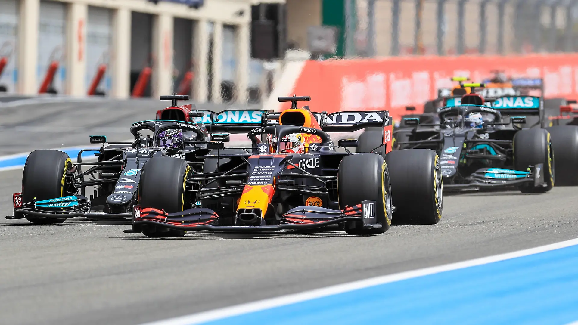 FORMULA 1 FRENCH GRAND PRIX, 20/06/2021 Circuit Paul Ricard, Le Castellet, France on 20 June 2021 Max Verstappen NED, Red Bull Racing RB16B leads from Lewis Hamilton GBR, Mercedes AMG Petronas W12 and Valtteri Bottas FIN, Mercedes AMG Petronas W12 during the Formula 1 Emirates Grand Prix De France 2021 Editorial Use Only PUBLICATIONxNOTxINxUK Copyright: xPhilxDuncanx ESM-0022-0057