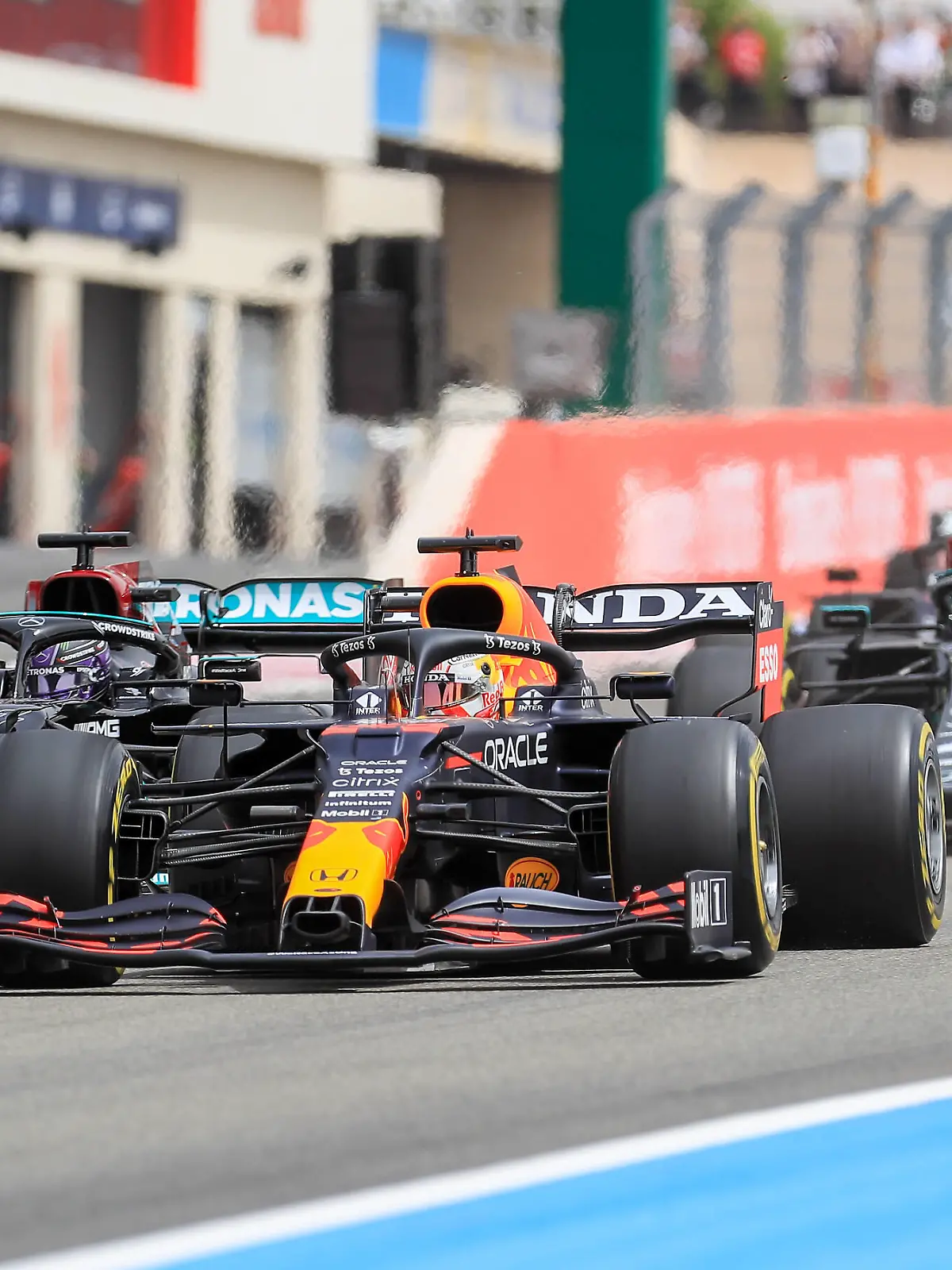  FORMULA 1 FRENCH GRAND PRIX, 20/06/2021 Circuit Paul Ricard, Le Castellet, France on 20 June 2021 Max Verstappen NED, Red Bull Racing RB16B leads from Lewis Hamilton GBR, Mercedes AMG Petronas W12 and Valtteri Bottas FIN, Mercedes AMG Petronas W12 during the Formula 1 Emirates Grand Prix De France 2021 Editorial Use Only PUBLICATIONxNOTxINxUK Copyright: xPhilxDuncanx ESM-0022-0057
