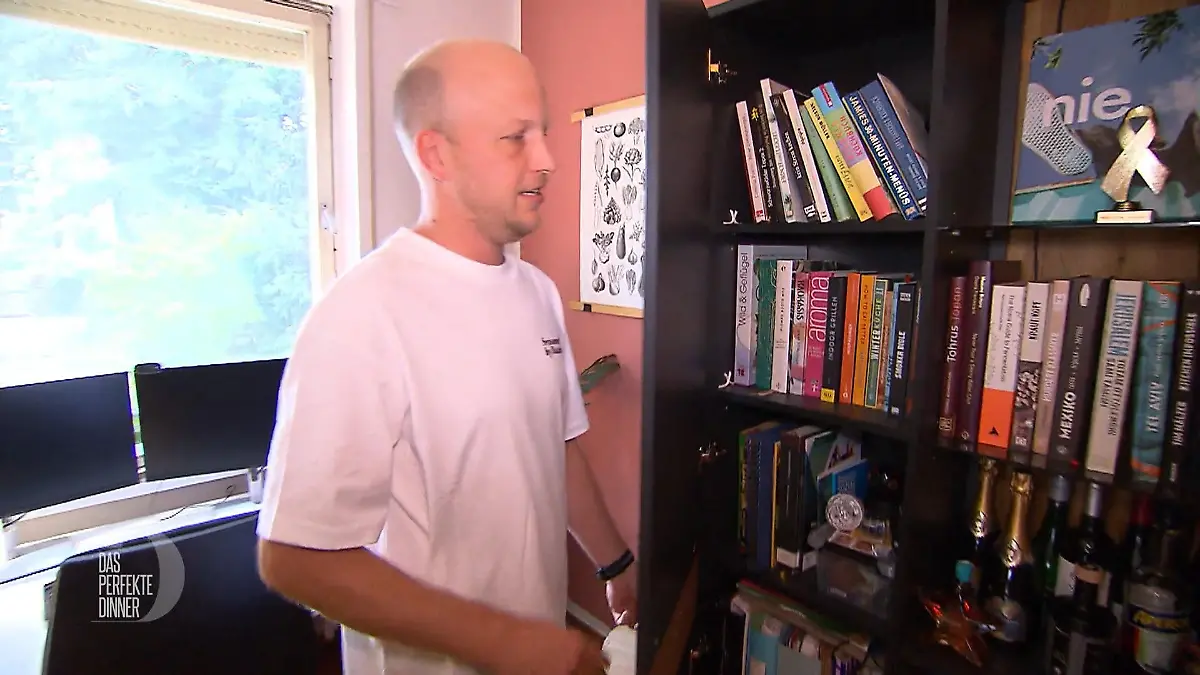 Jonas zeigt seine Kochbuch-Sammlung Inspirationsquelle