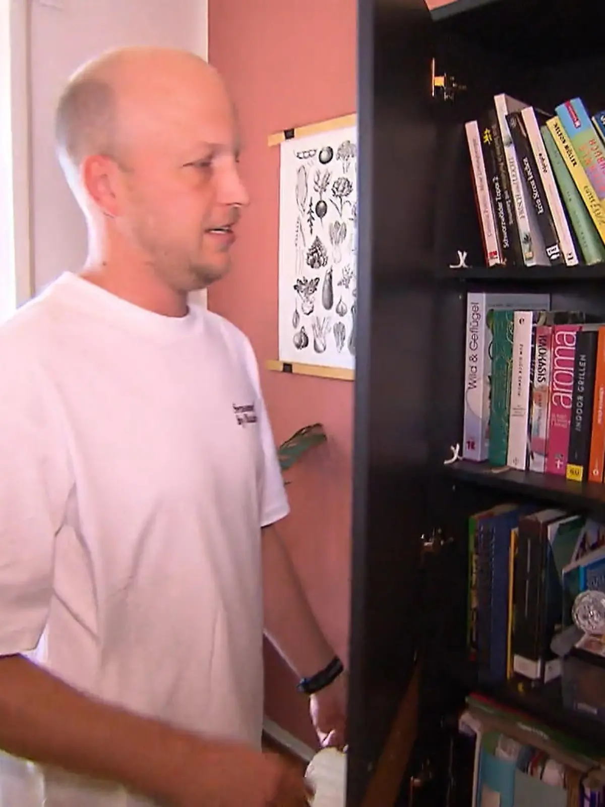 Bild zu: "Jonas zeigt seine Kochbuch-Sammlung"