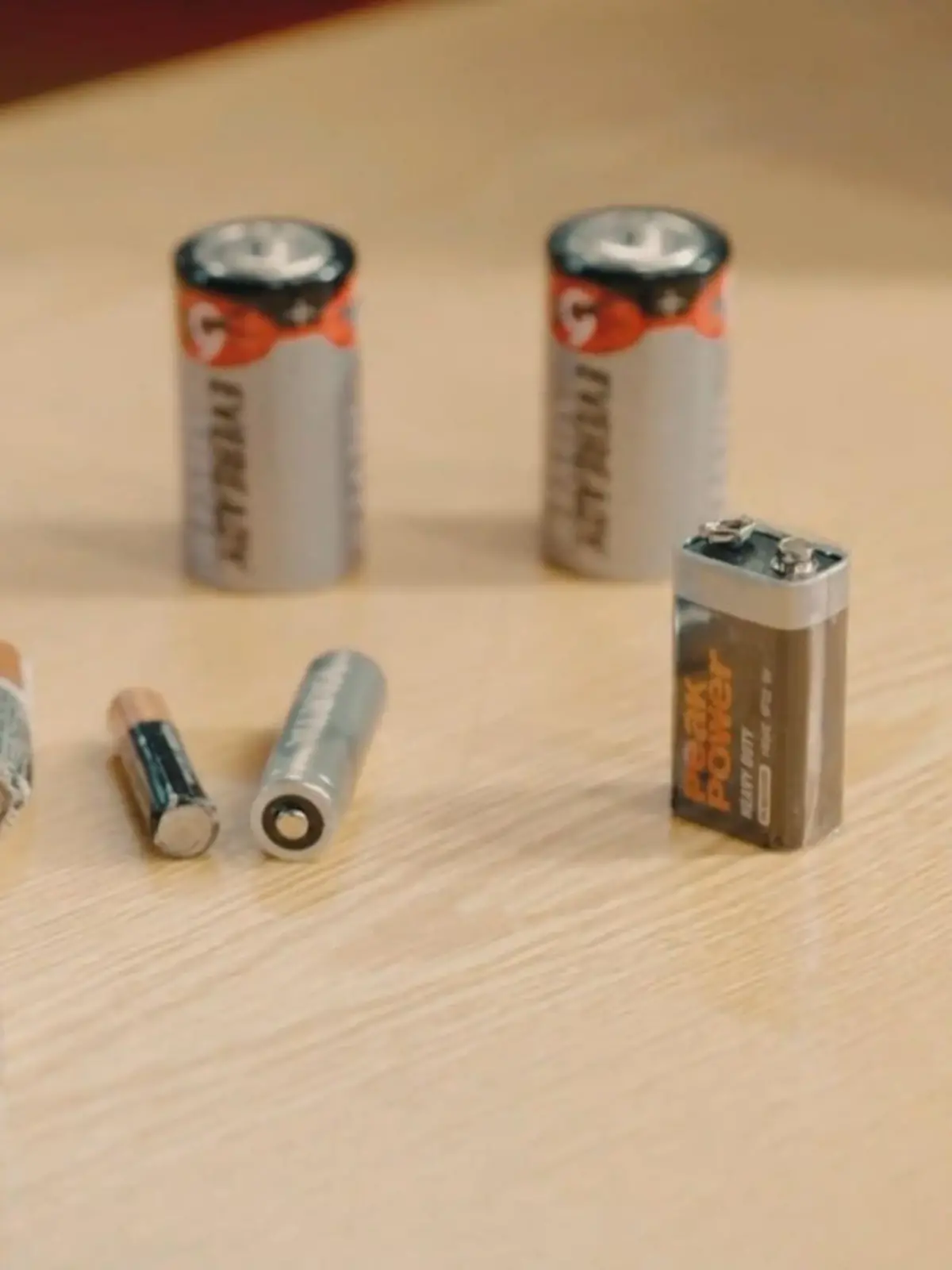 Bild zu: "Explosion durch falsch gelagerte Batterien"