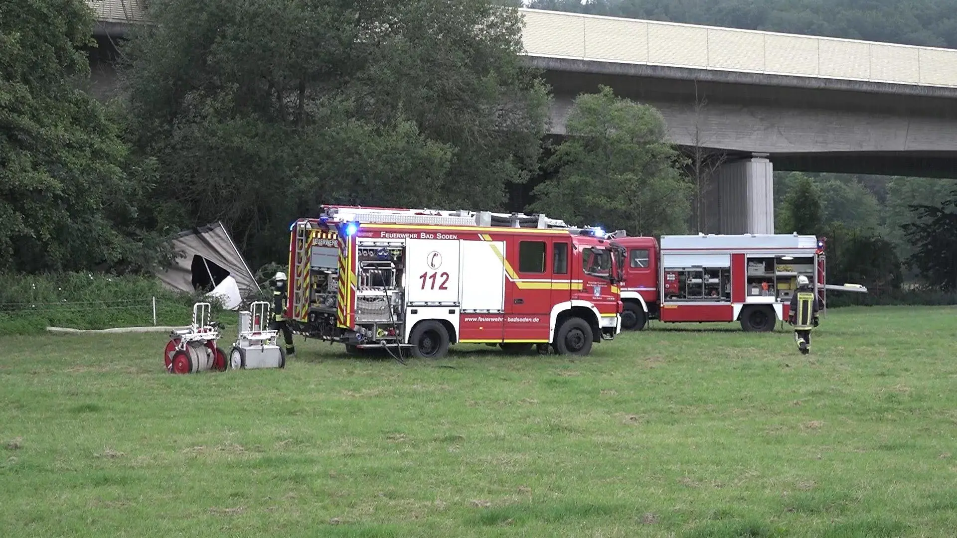 Sattelschlepper stürzt von Kinzigtalbrücke