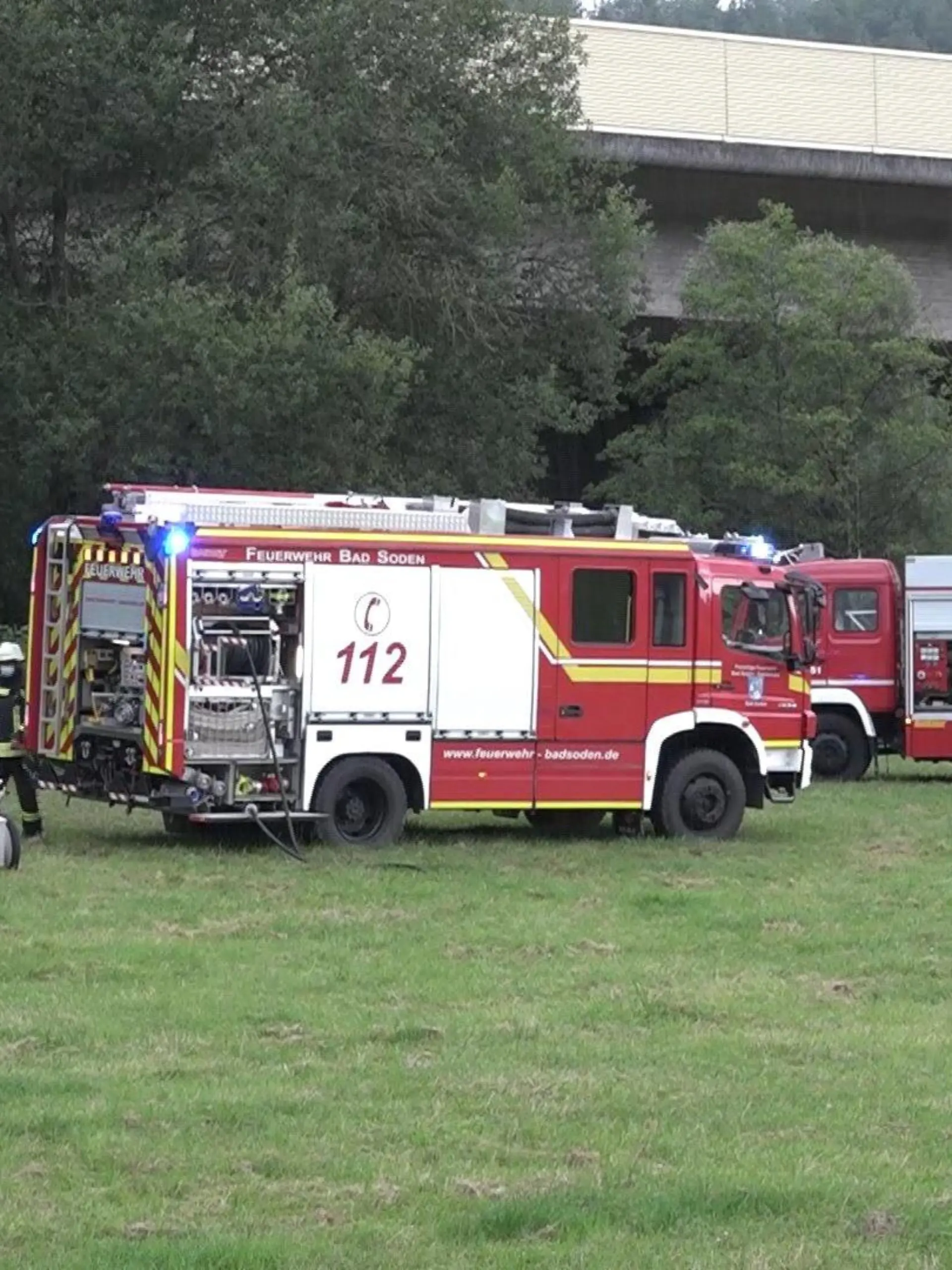 Sattelschlepper stürzt von Kinzigtalbrücke
