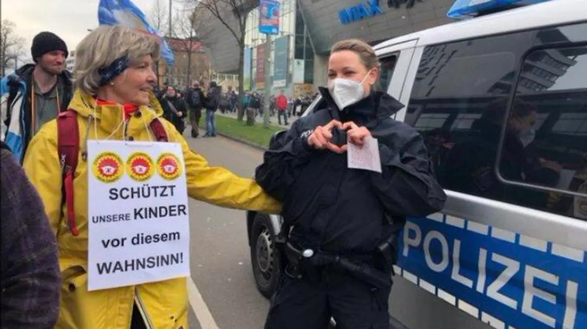 Polizistin in Kassel mit Querdenkerin