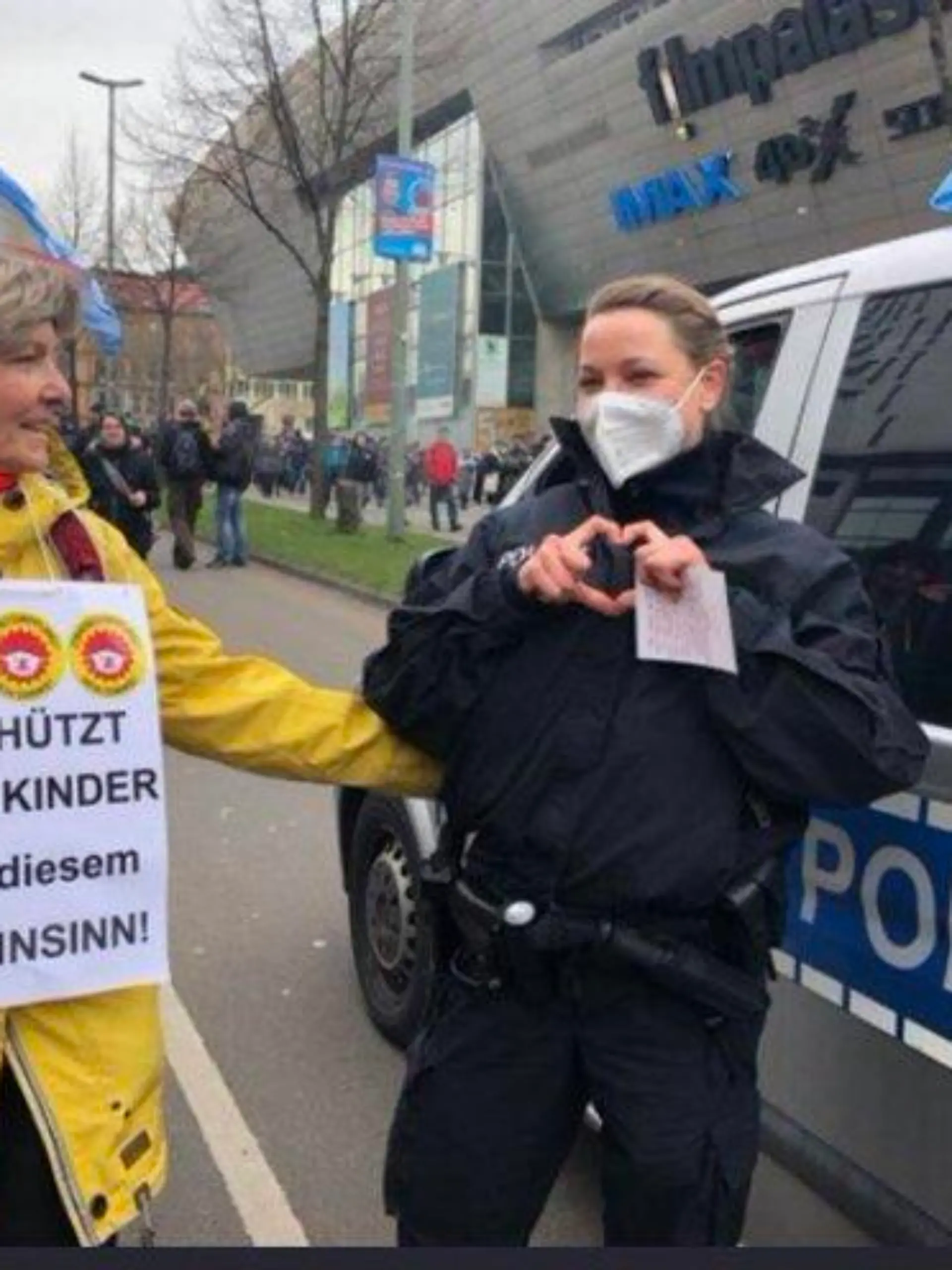 Polizistin in Kassel mit Querdenkerin