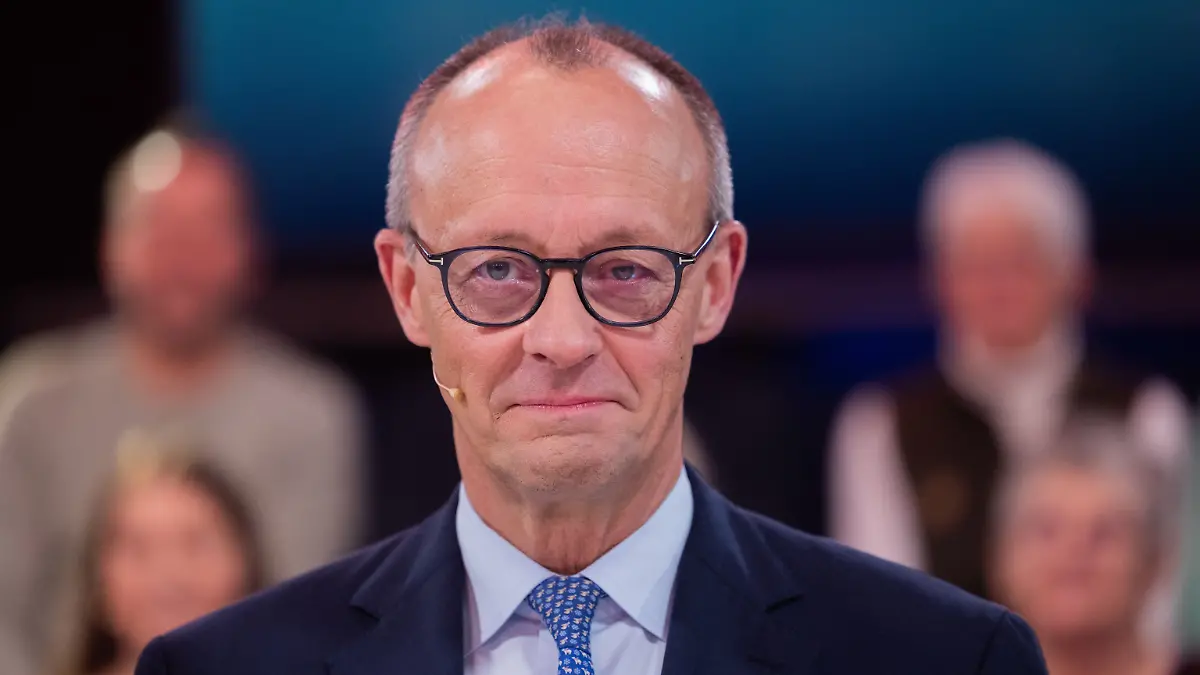 Bundeskanzler Friedrich Merz (CDU) steht vor der Live-Sendung der ARD-”Arena” in der Lemo Kulturhalle in Niederkassel