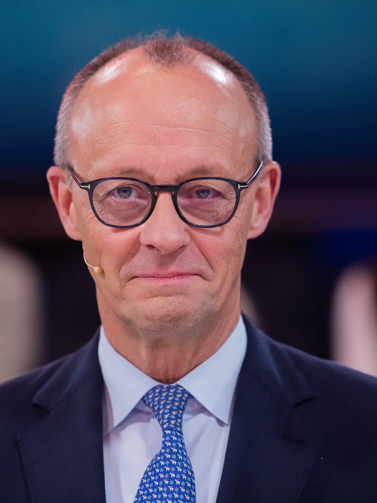 Bundeskanzler Friedrich Merz (CDU) steht vor der Live-Sendung der ARD-”Arena” in der Lemo Kulturhalle in Niederkassel