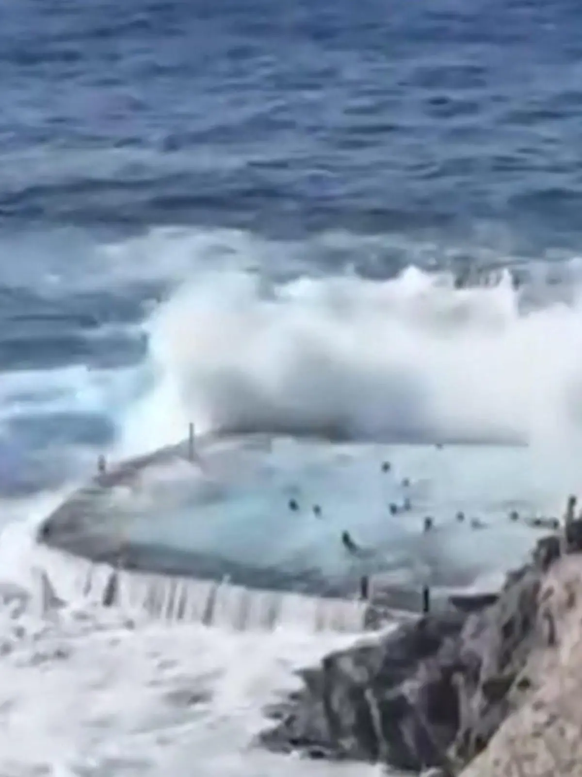 Bild zu: "Teneriffa-Bürgermeister warnt: Touristen ignorieren unsere Wellen-Gefahr!"