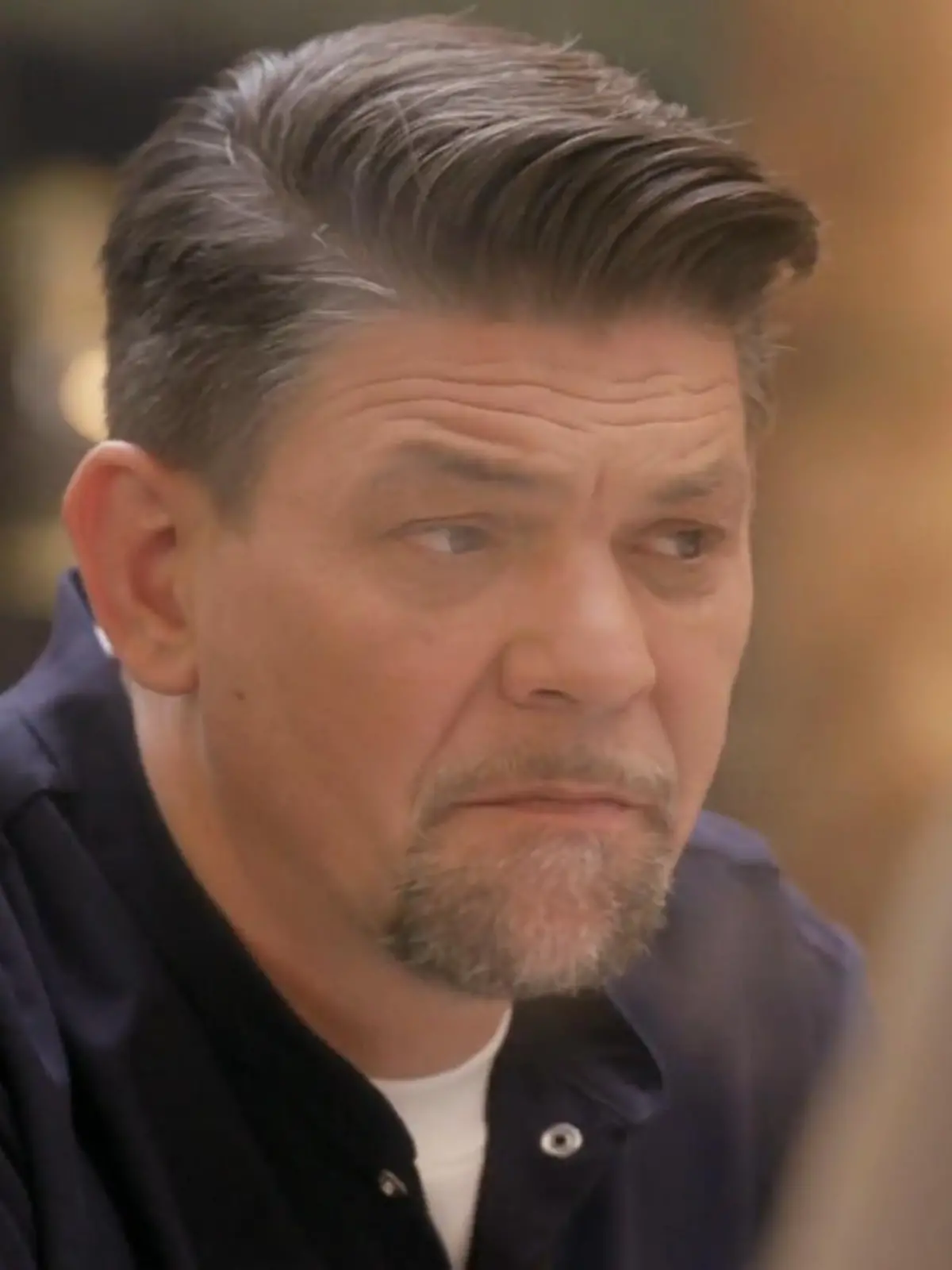 Bild zu: "Tim Mälzer beobachtet jeden Handgriff"