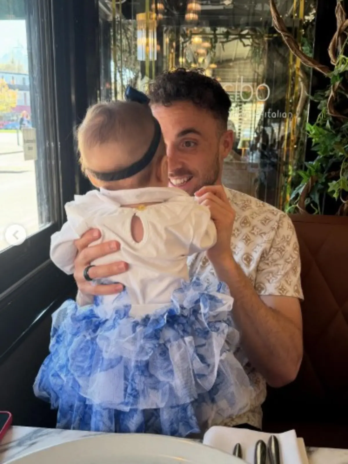 Dieses Foto von Diogo Jota und seiner Tochter teilt Rute Cardoso auf Instagram.