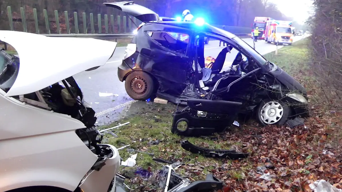 Die Autos sind nach dem Aufprall schwer beschädigt.
