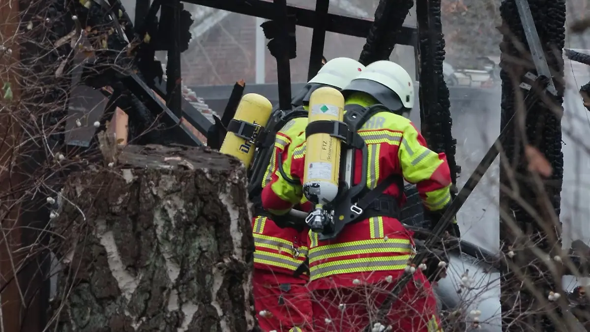 Familienvater stirbt als Retter bei Wohnhausbrand Tragisches Unglück!