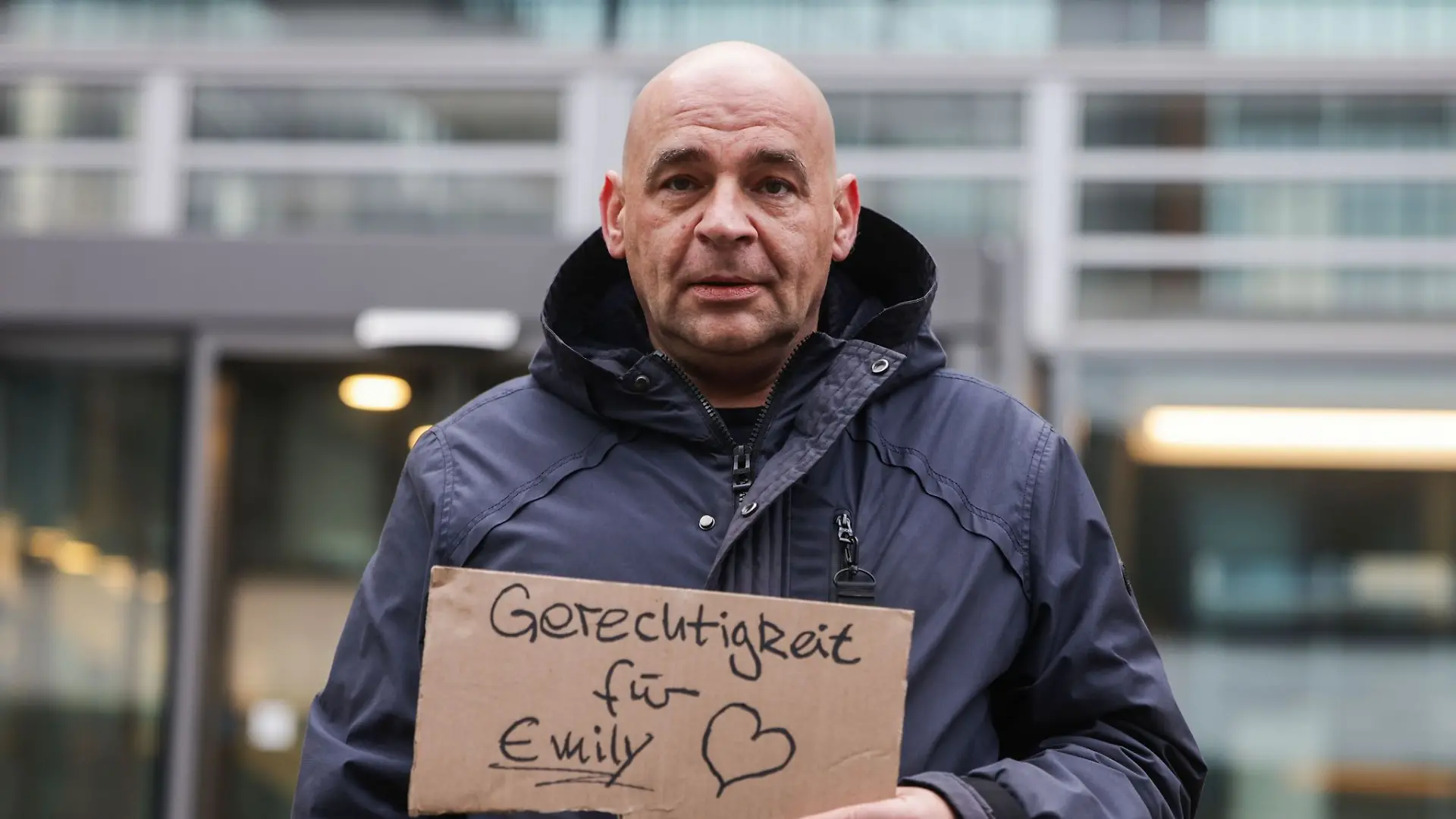 Emilys Vater Kay Schierwagen hielt eine Mahnwache vor dem NRW-Schulministerium ab.