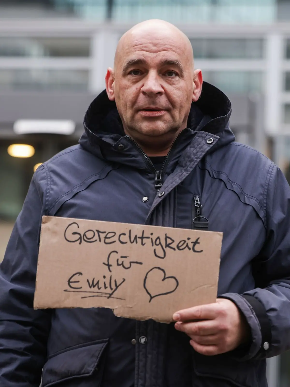 Bild zu: "Emily (13) stirbt auf Klassenfahrt: Vater hält Mahnwache vor NRW-Ministerium"