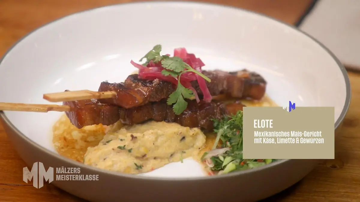 Philipps Gericht: Schweinebauch mit Polenta, eingelegten Zwiebeln und Kräutersalat Mälzers Meisterklasse