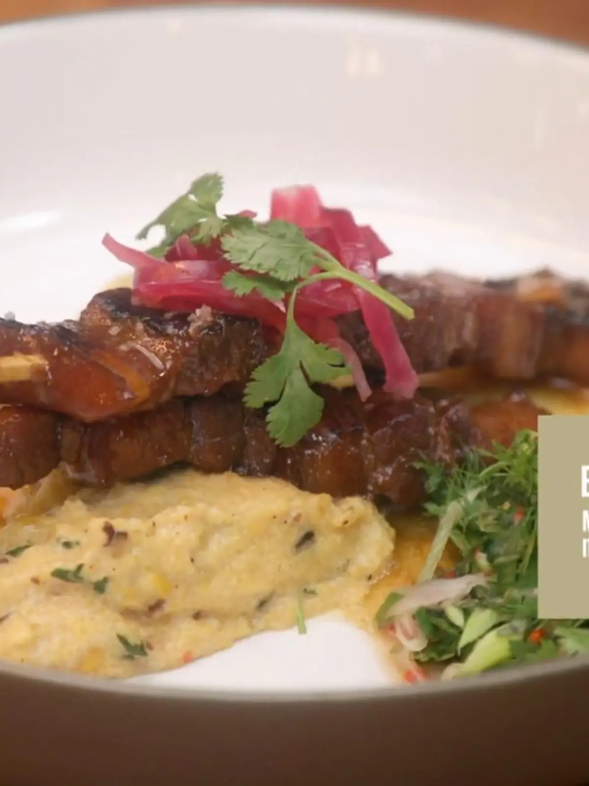 Bild zu: "Philipps Gericht: Schweinebauch mit Polenta, eingelegten Zwiebeln und Kräutersalat"