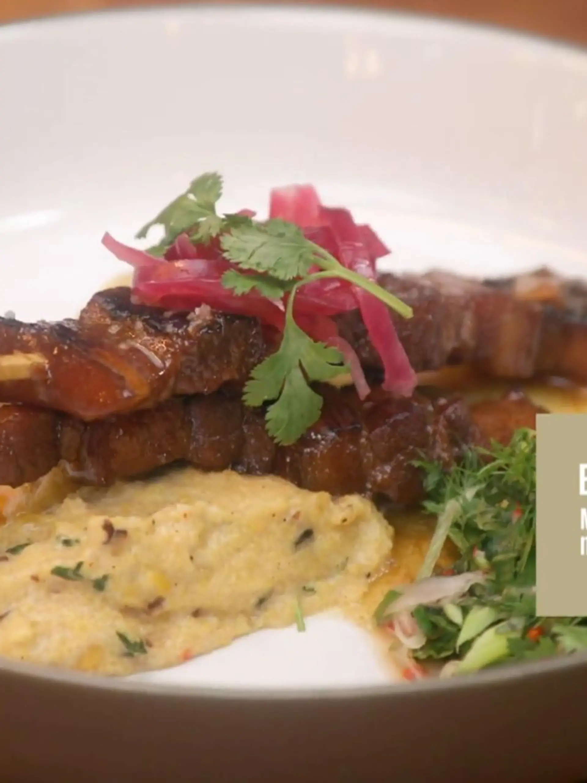 Bild zu: "Philipps Gericht: Schweinebauch mit Polenta, eingelegten Zwiebeln und Kräutersalat"