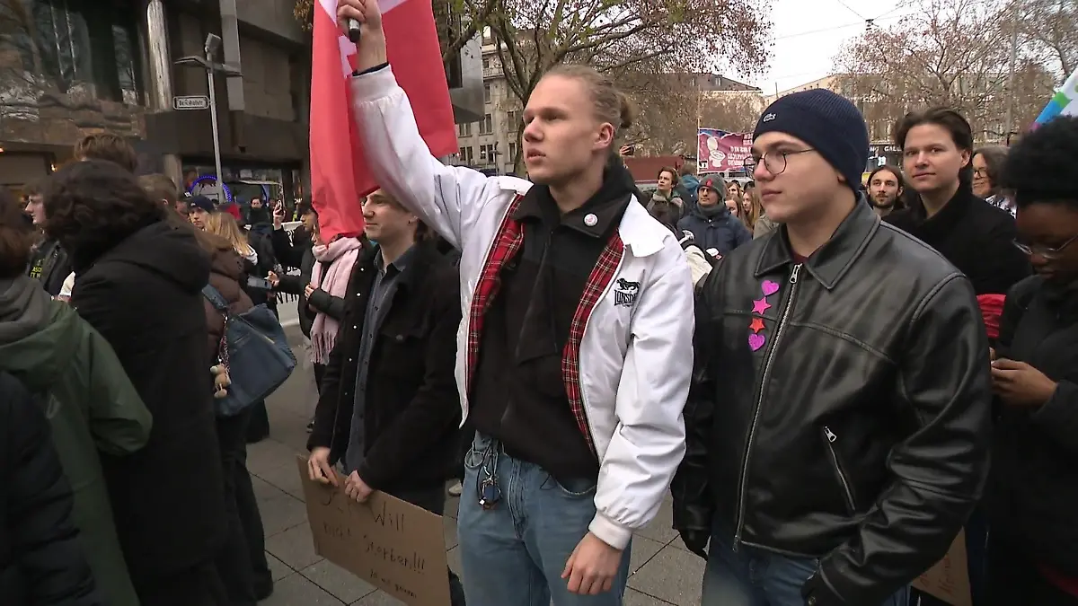 „Ich möchte nicht anderen Müttern und Vätern ihre Kinder nehmen" Proteste gegen Wehrdienst