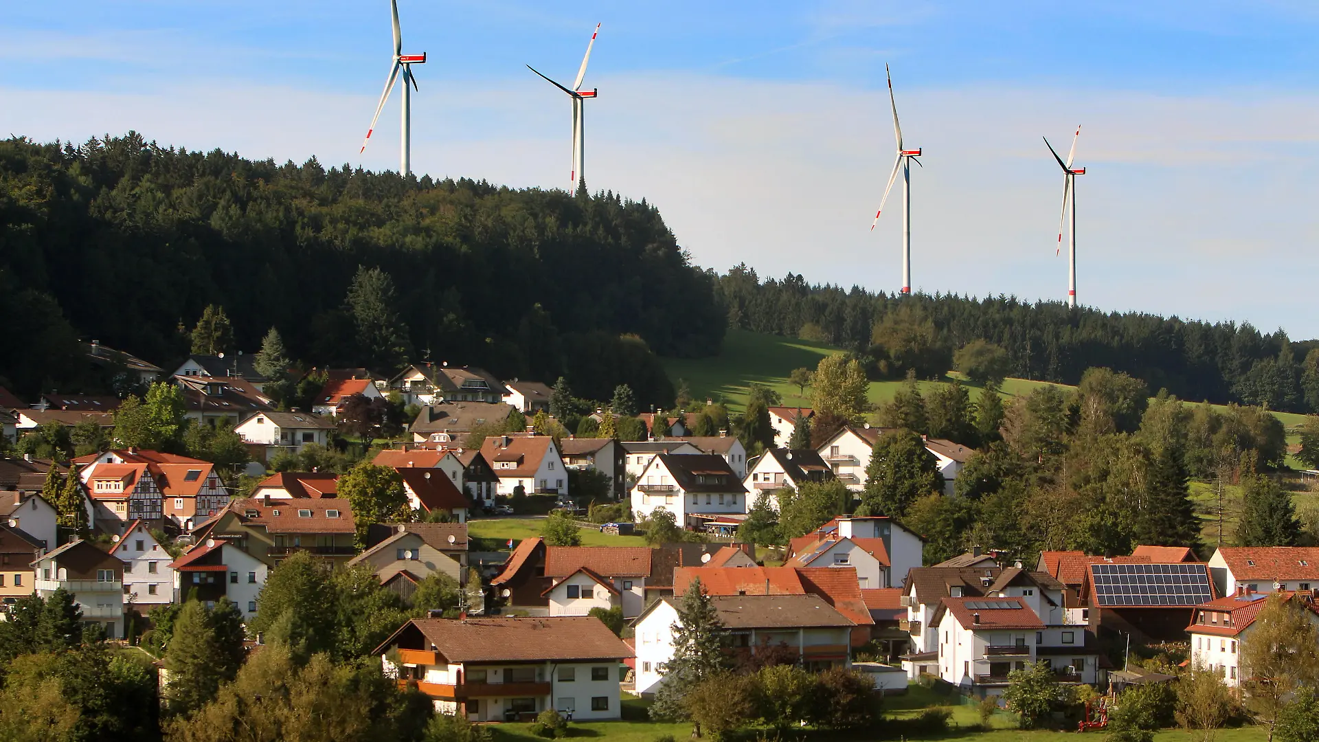Windkraftanlage mit mehreren Windräder n stehen in der Nähe eines Wohngebiet s in Grasellenbach im Odenwald, Kreis Bergstraße, Hessen, Deutschland *** Wind turbine with several wind turbines n located near a residential area s in Grasellenbach in the Odenwald, Bergstrasse district, Hesse, Germany