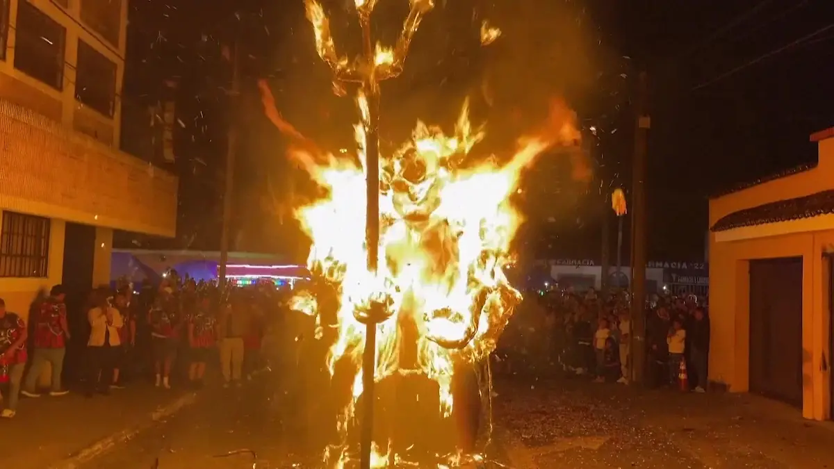 Wut auf Donald Trump! Hier geht der Kopf des US-Präsidenten in Flammen auf Politischer Frust?