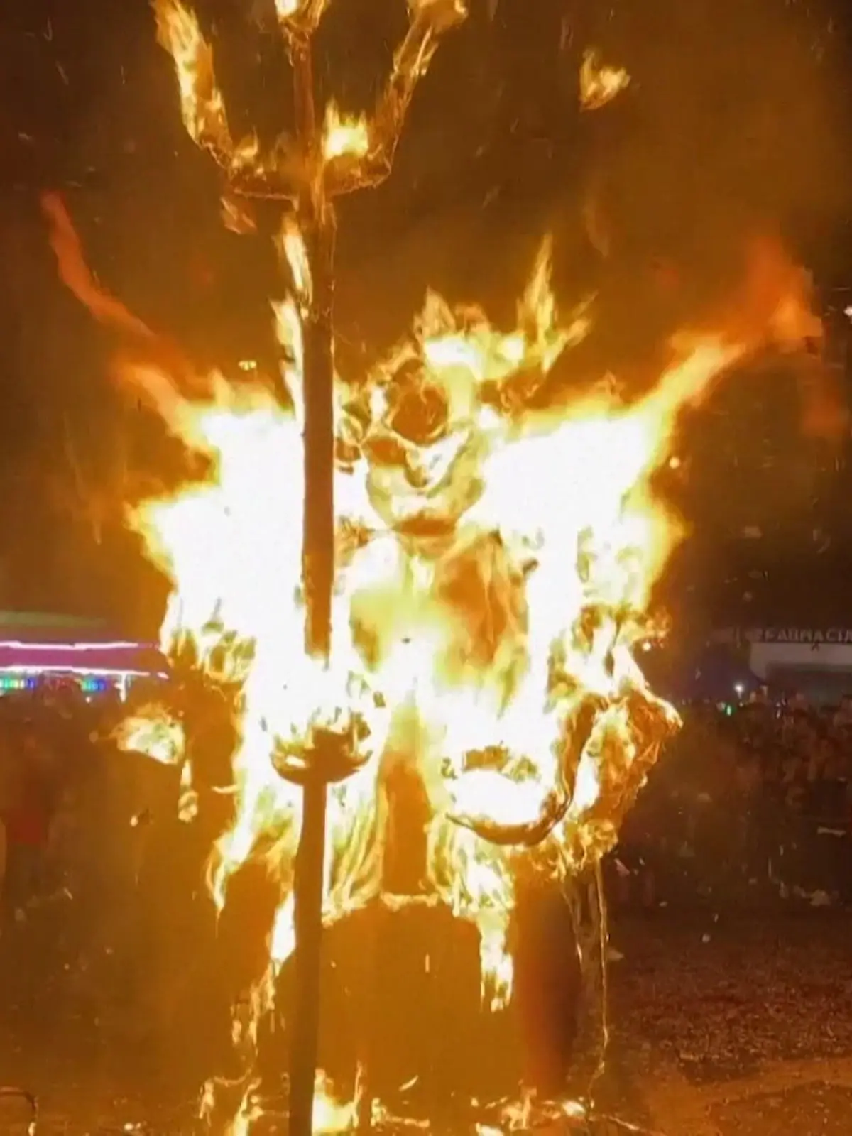 Bild zu: "Wut auf Donald Trump! Hier geht der Kopf des US-Präsidenten in Flammen auf"