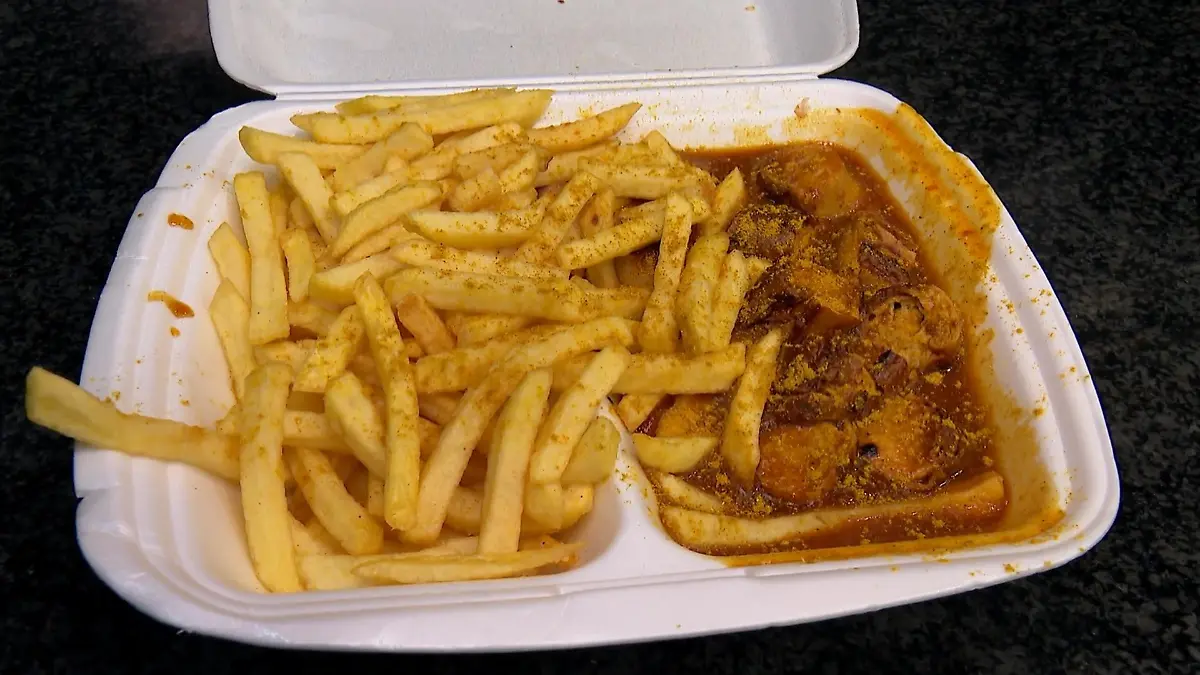 Gastronom-verschenkt-Currywurst-Pommes-an-Bed-rftige