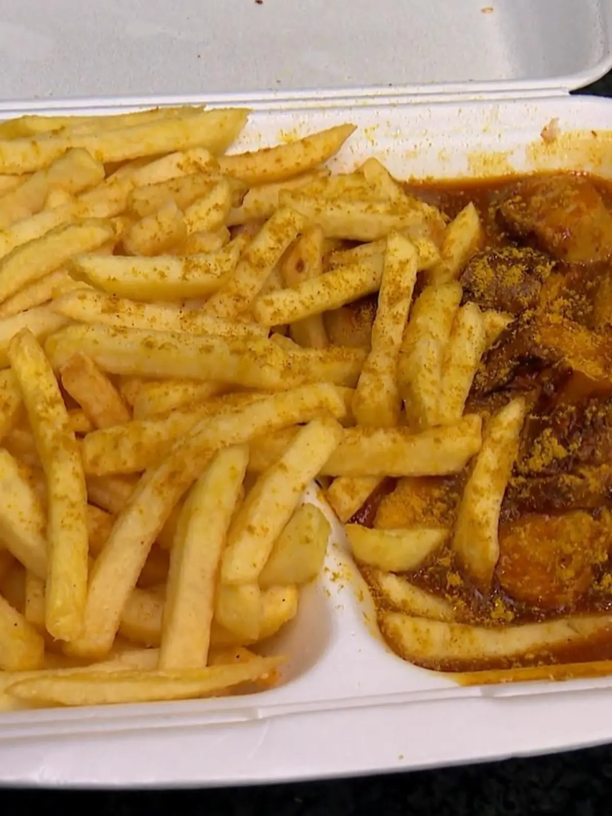 Bild zu: "Gastronom verschenkt Currywurst-Pommes"