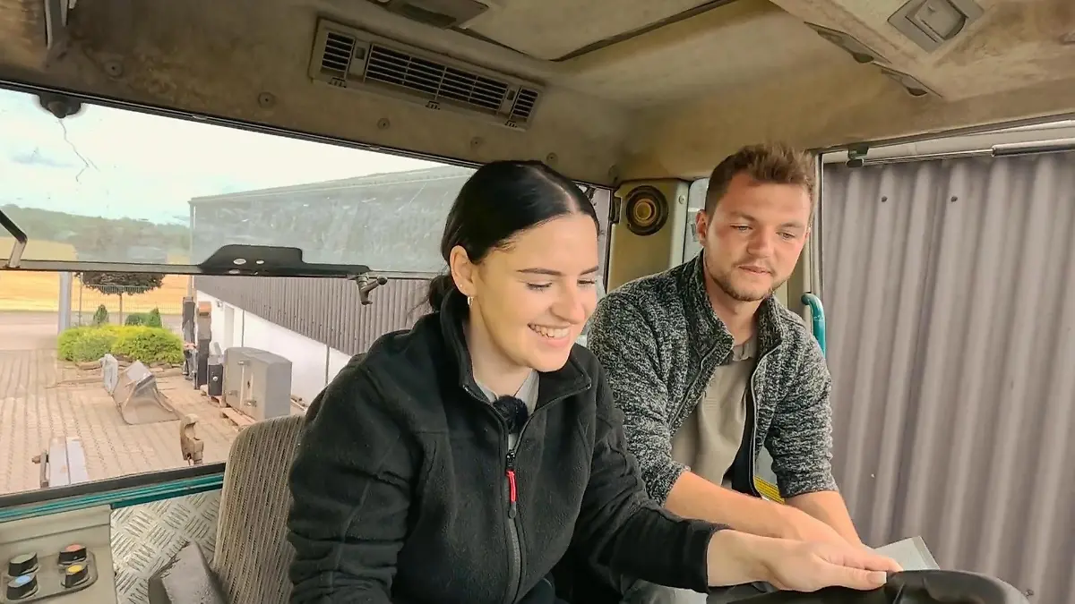 Valentina darf Traktor fahren Herzklopfen
