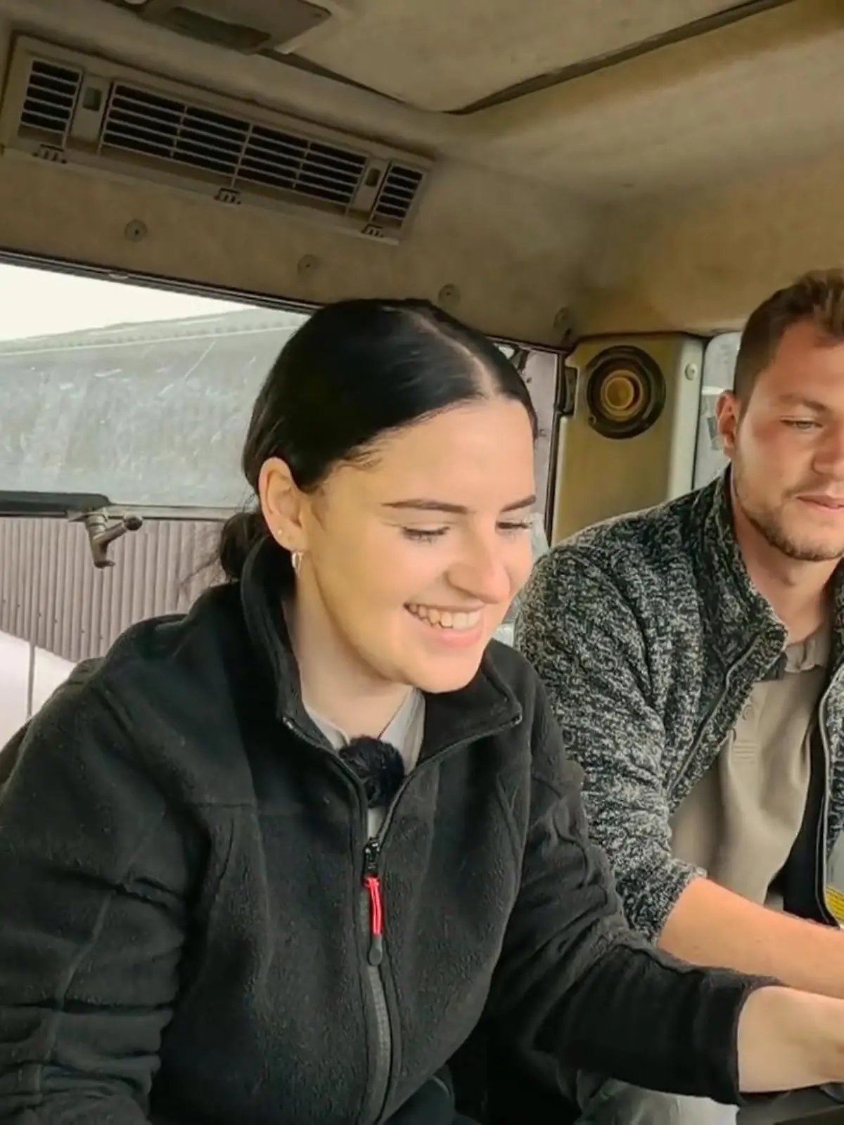 Bild zu: "Valentina darf Traktor fahren"