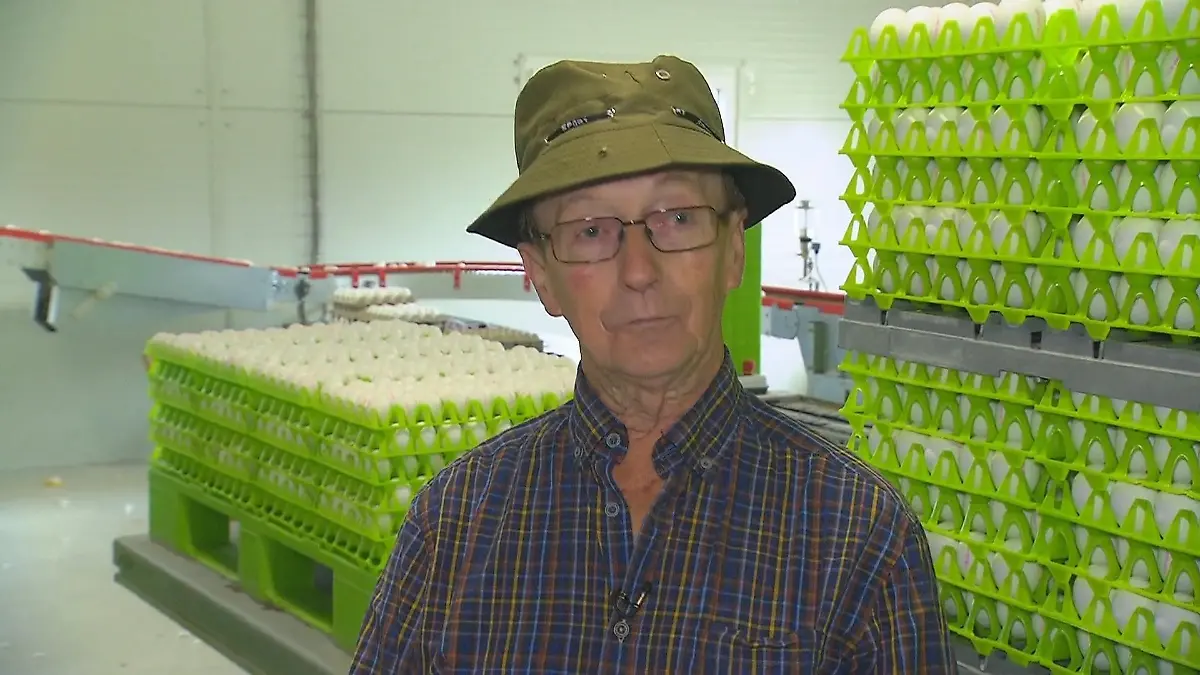 Walter will Katharina überraschen Mit frischen Eiern