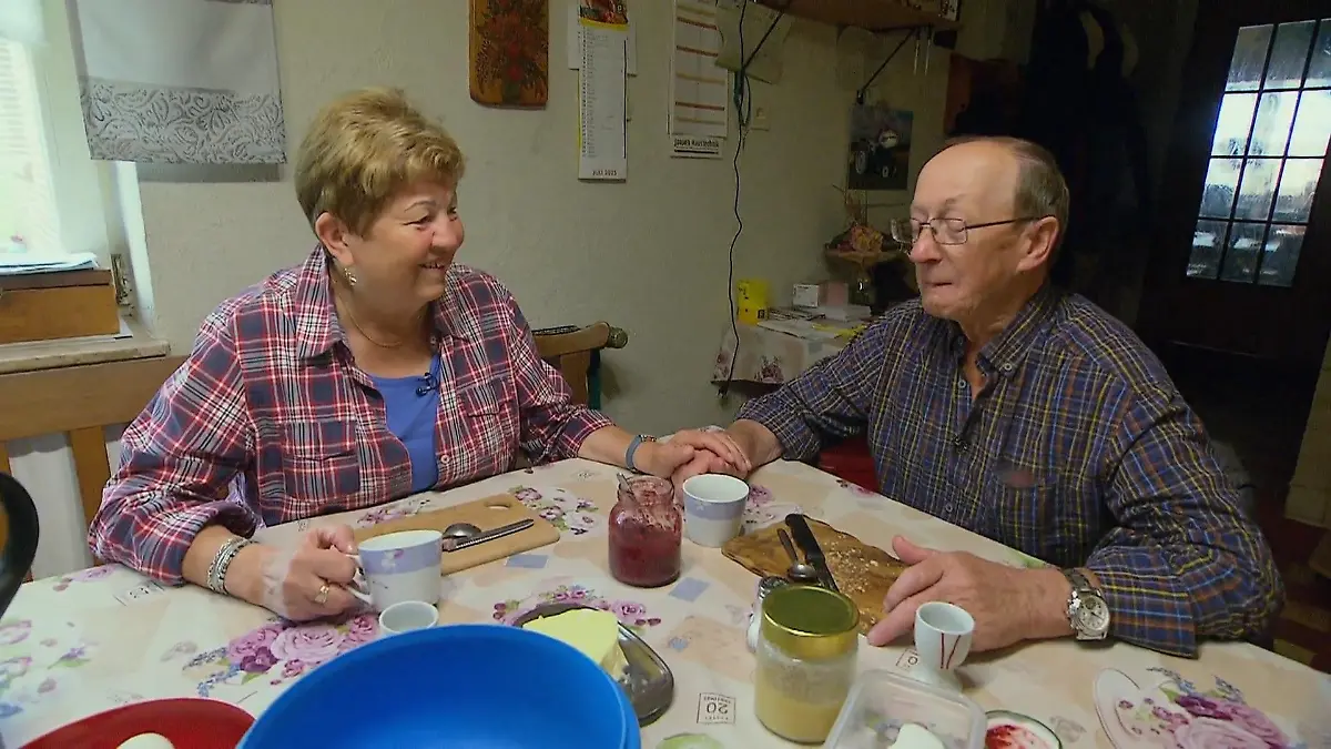 Frühstück mit frischen Eiern und Brötchen Katharina wird verwöhnt