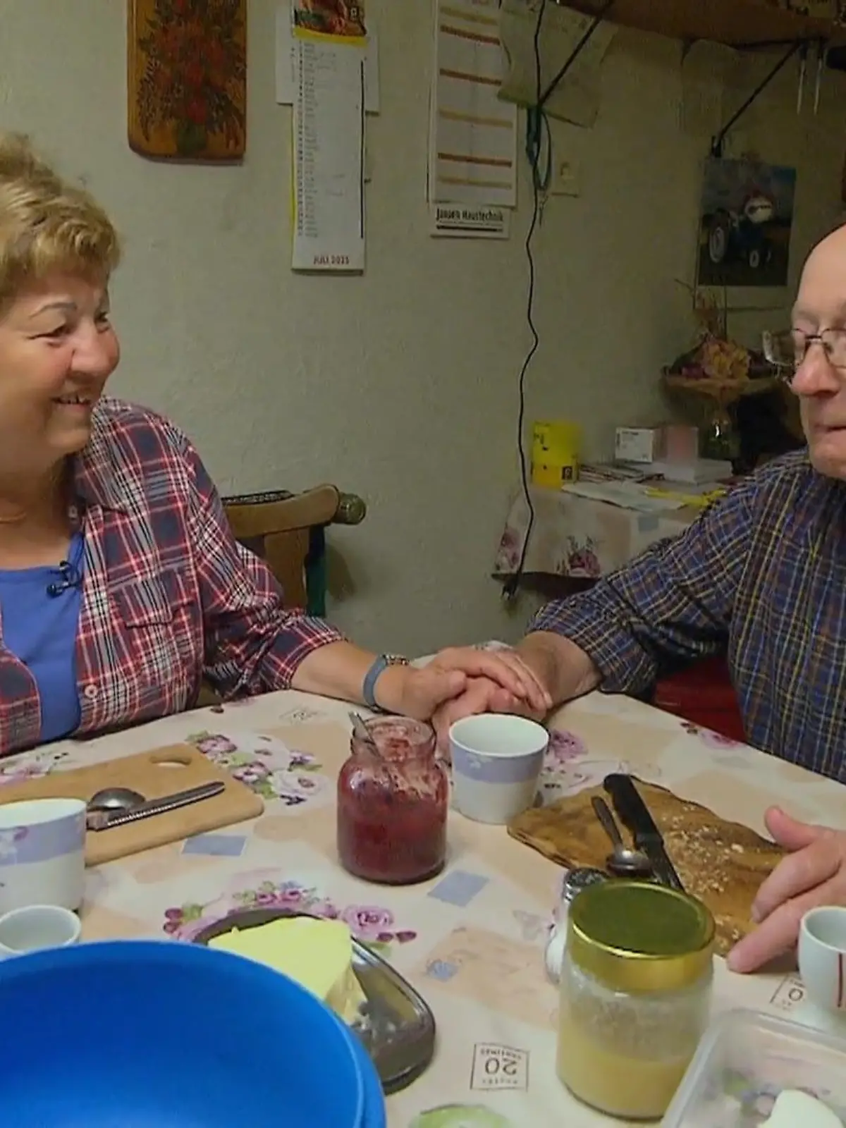 Bild zu: "Frühstück mit frischen Eiern und Brötchen"